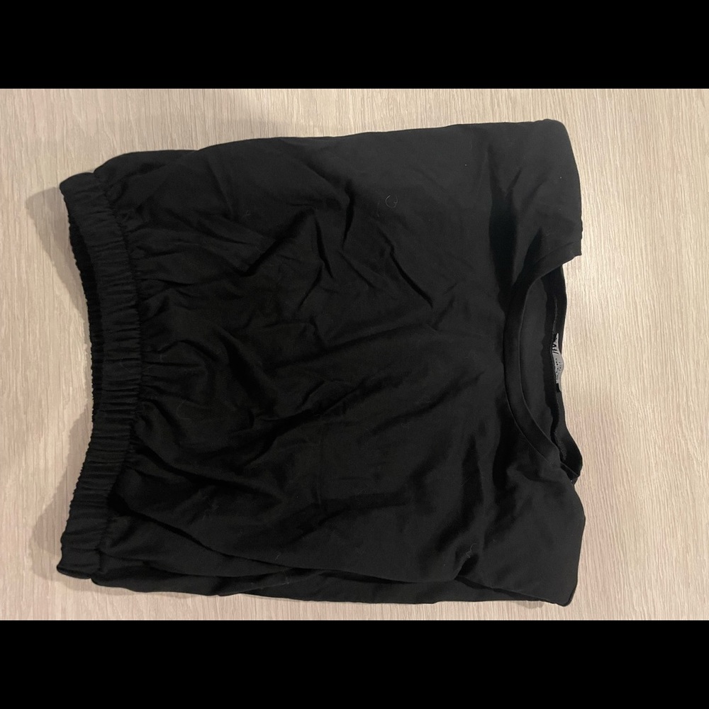 Black shoulder pad tee